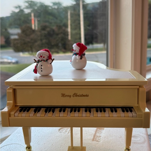 MAGICAL CHRISTMAS PIANO Plays 12 Christmas Songs w/2 Dancing Snowmen-BOX-WORKS - Picture 1 of 8